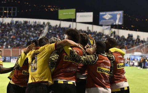 Los jugadores de Barcelona SC se abrazan y celebran tras el gol de Jesús Trindade, que selló la victoria 1-0 sobre Macará en Ambato.