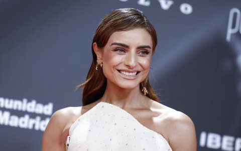 Aislinn Derbez. La mexicana lució  joyas de ECH Jewelry y sandalias de Sophia Webster.