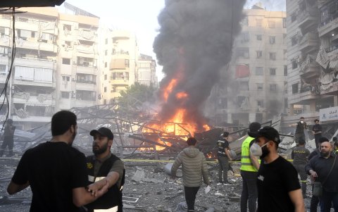 Socorristas buscaban heridos entre los escombros