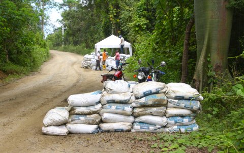 Antes de llegar al reclusorio se han colocado sacos con arena tipo barricadas.