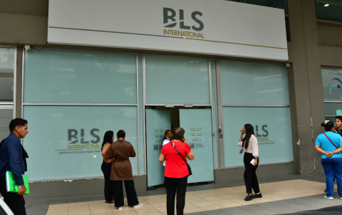 Oficinas. Las personas van hasta las oficinas a consultar cómo poder obtener las citas de forma más rápida. Hay angustia en los visitantes al momento de presentarse a citas.