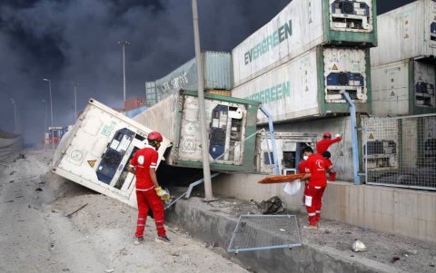 Socorristas seguían en el lugar de la explosión.