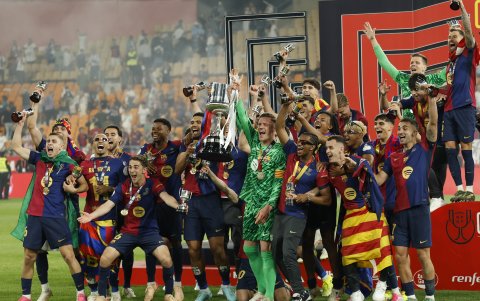 Los jugadores del FC Barcelona coronados como campeones de la Copa del Rey.
