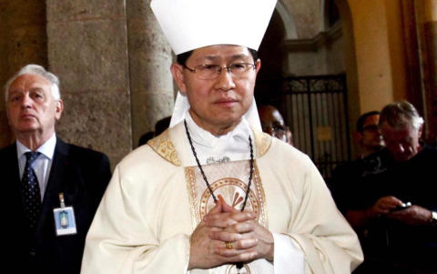 Luis Antonio Tagle, cardenal filipino, destaca por su mensaje inclusivo y su compromiso con los valores sociales en la Iglesia Católica.