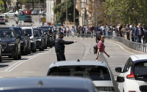 Un agente de policía hace un gesto para organizar el tráfico mientras los semáforos están apagados durante un corte de electricidad masivo que afecta a toda la península Ibérica y el sur de Francia.