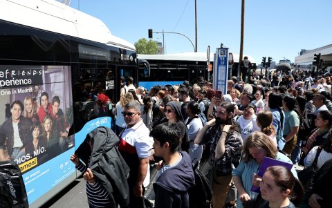 La gente sube a los autobuses de cercanías fuera de la estación de tren de Atocha en Madrid después de su cierre debido a un apagón masivo que afecta a España el 28 de abril de 2025.