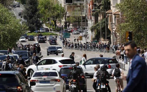Vehículos y peatones circulan con los semáforos apagados durante un gran apagón que afecta a toda la península Ibérica y al sur de Francia, en Madrid el 28 de abril de 2025.
