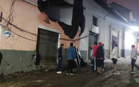 La afectación ocurrió en la parte frontal de la vivienda de adobe.
