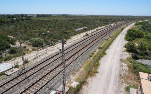 Vías de ferrocarril en la provincia de Cádiz sin actividad de trenes debido al apagón eléctrico que afecta este lunes a toda la península.