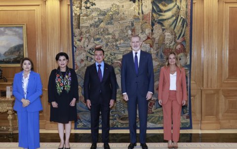 Daniel Noboa estuvo acompañado de la canciller Gabriela Sommerfeld (c) y la embajadora Wilma Andrade (i).