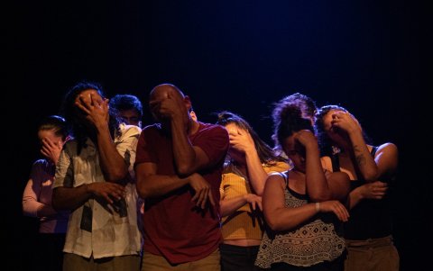 La obra está inspirada en la novela 'La insoportable levedad del ser' de Milan Kundera.