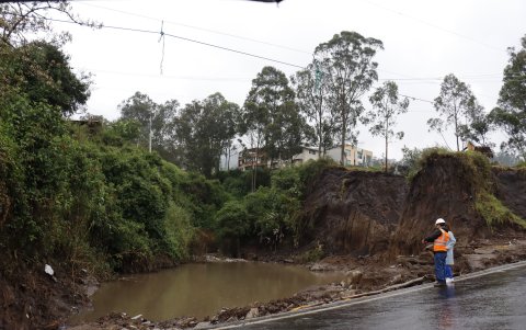 Trabajos. Personal de la Prefectura esperan que la lluvia pase para continuar con los trabajos de limpieza de la quebrada.