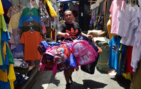 En los corredores escolares hay todo tipo de ofertas