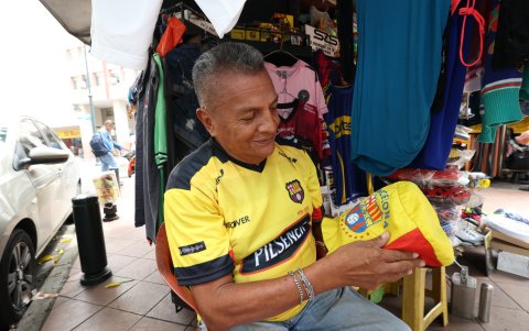 Jimmy Espinoza atesora el gorro que Julio utilizaba para alentar.