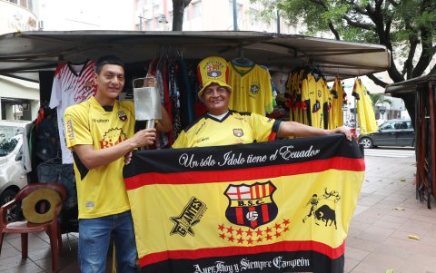 Los hermanos Espinoza en el puesto que heredaron de su papá.