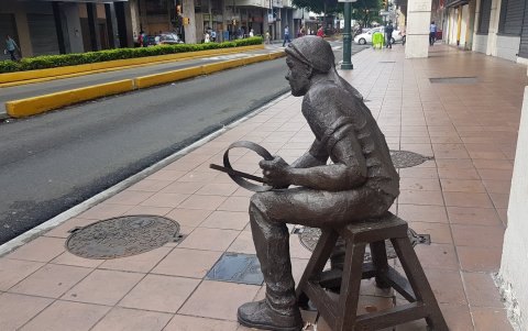 El Hombre de la Campana tiene su propia escultura en las calles 9 de Octubre y Boyacá, donde empezó su negocio de venta de revistas y artículos deportivos.