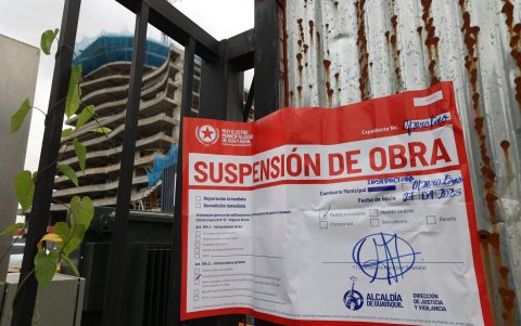 Uno de los sellos de clausura en los exteriores del proyecto inmobiliario The Hills.