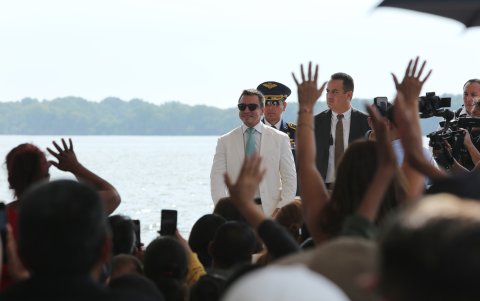 El presidente Daniel Noboa durante un evento público con ciudadanos.