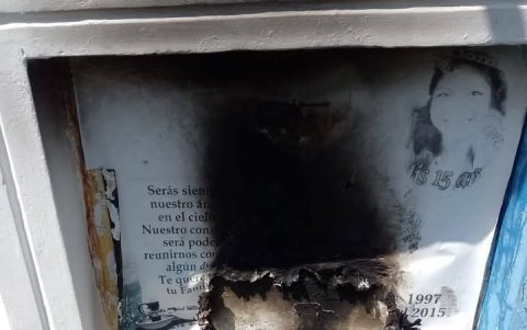 Así quedó una de las tumbas vandalizadas por la desconocida mujer, según afirmaron testigos.