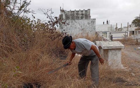 Las instalaciones del cementerio en General Villamil Playas lucen descuidadas.