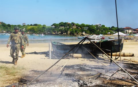 Militares durante la investigación del incendio en la playa de Ayangue.