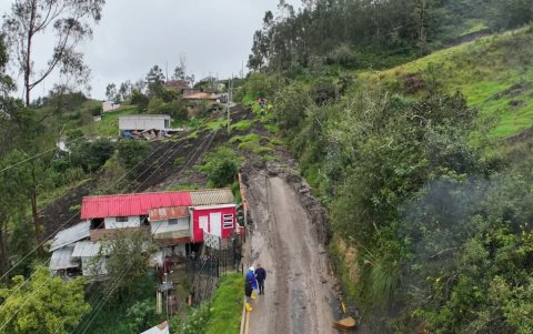 En la parroquia Santa Ana se afectó parte de la vía y tres viviendas están en zona de alto riesgo.