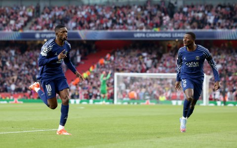 Ousmane Dembelé (i) celebra tras marcar el gol ante el Arsenal.