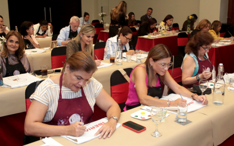 Guayaquil. Los invitados exploraron su creatividad en una entretenida sesión de pintura.