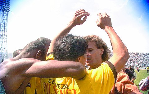 Insúa durante los festejos de la final del torneo nacional que dirigió en 1997.
