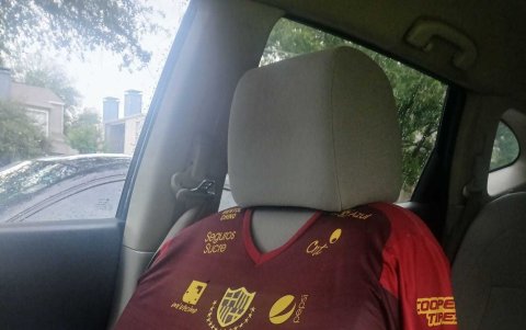 La camiseta que Andrés llevó al Darién ahora cubre uno de los asientos de su auto para recordar siempre lo que tuvo que vivir.