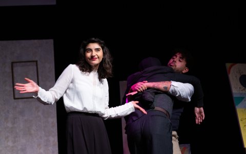 Cuatro personajes trabajan juntos para reforzar el engaño que da inicio a la obra.