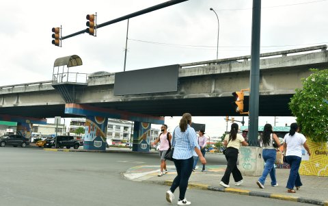 En algunos pasos a desnivel, el Municipio de Guayaquil permitió la instalación de vallas publicitarias