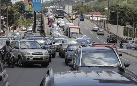 Los pasos a desnivel terminan sumándose a la congestión vehicular debido a la denominada demanda inducida: mientras más espacio para los vehículos motorizados, habrá más tráfico.
