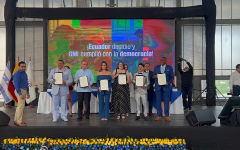 El CNE continúa entregando las credenciales a los nuevos asambleístas.