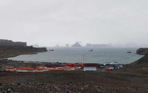 Fotografía de archivo del 15 de marzo 2024 de la Villa las Estrellas en la Isla Rey Jorge, Antártica (Chile).