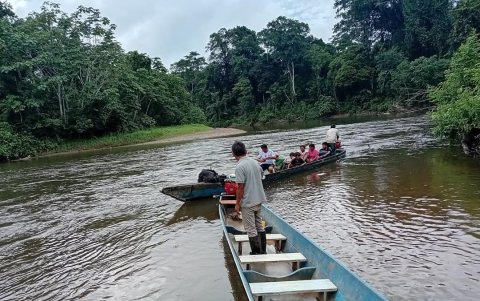 Estado. En la parroquia Huasaga, en Taisha, los habitantes lamentan la contaminación del río, del cual recogen agua para realizar diferentes actividades.