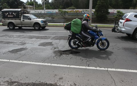 Las vías con huecos dificultan la movilidad de los ciudadanos