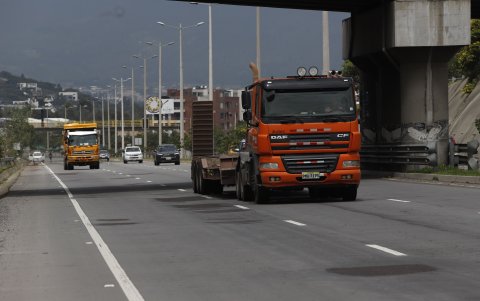 En varios tramos de la Ruta Viva se evidencian reparaciones anteriores, pero los huecos han reaparecido. Usuarios exigen un mantenimiento integral y definitivo.