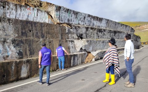 El muro que contienen el deslizamiento de tierra esta casi destruido. Las autoridades provinciales verificaron los daños.