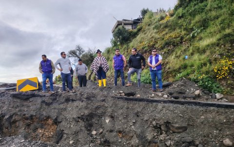 Un tramo de la vía E-30 esta afectada casi en su totalidad, registra un hundimiento de casi dos metros de profundidad.