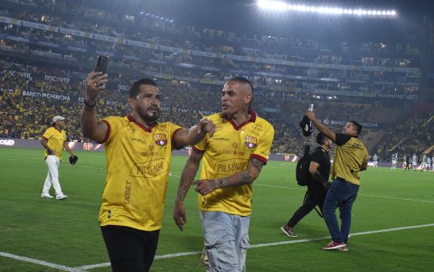 Nicolás Asencio (i) y Jonatan Álves dieron la vuelta olímpica en el estadio Monumental.