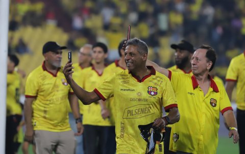 Tony Gómez saluda desde el campo de juego a los hinchas barcelonistas en el estadio Monumental.