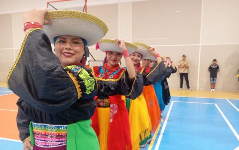 Las jóvenes demostraron su talento en este festival de danza.