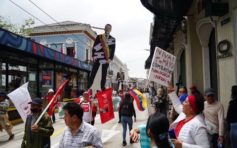 Durante la movilización de los trabajadores, los participantes gritaron consignas contra el Gobierno de Daniel Noboa.