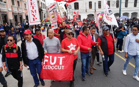 Durante la marcha del FUT, José Villavicencio pasó la presidencia del Frente a Edwin Bedoya.