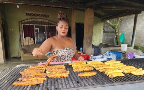 Hoy en día, la venta de maduro asado en Chucaple es un negocio próspero y organizado.