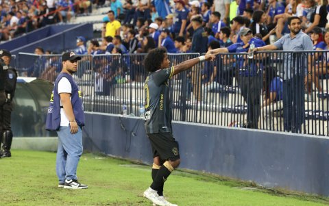 Christian Alemán dedica sus goles a su novia Melina Paredes.