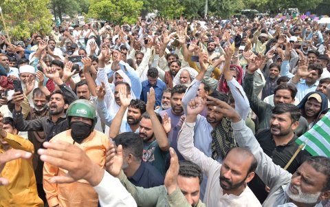 Miembros del sindicato de conductores de rickshaws exigien los derechos en el Día Internacional de los Trabajadores en Lahore, Pakistán