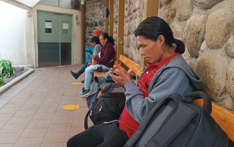 Gabriel Sumpinanch espera noticias de su hijo, quien llegó a Cuenca en estado crítico. Ambos son de la comunidad de Mashuim.