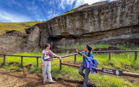 La ministra Maisa Rojas (izq.) durante un recorrido, en Rapa Nui (Chile).